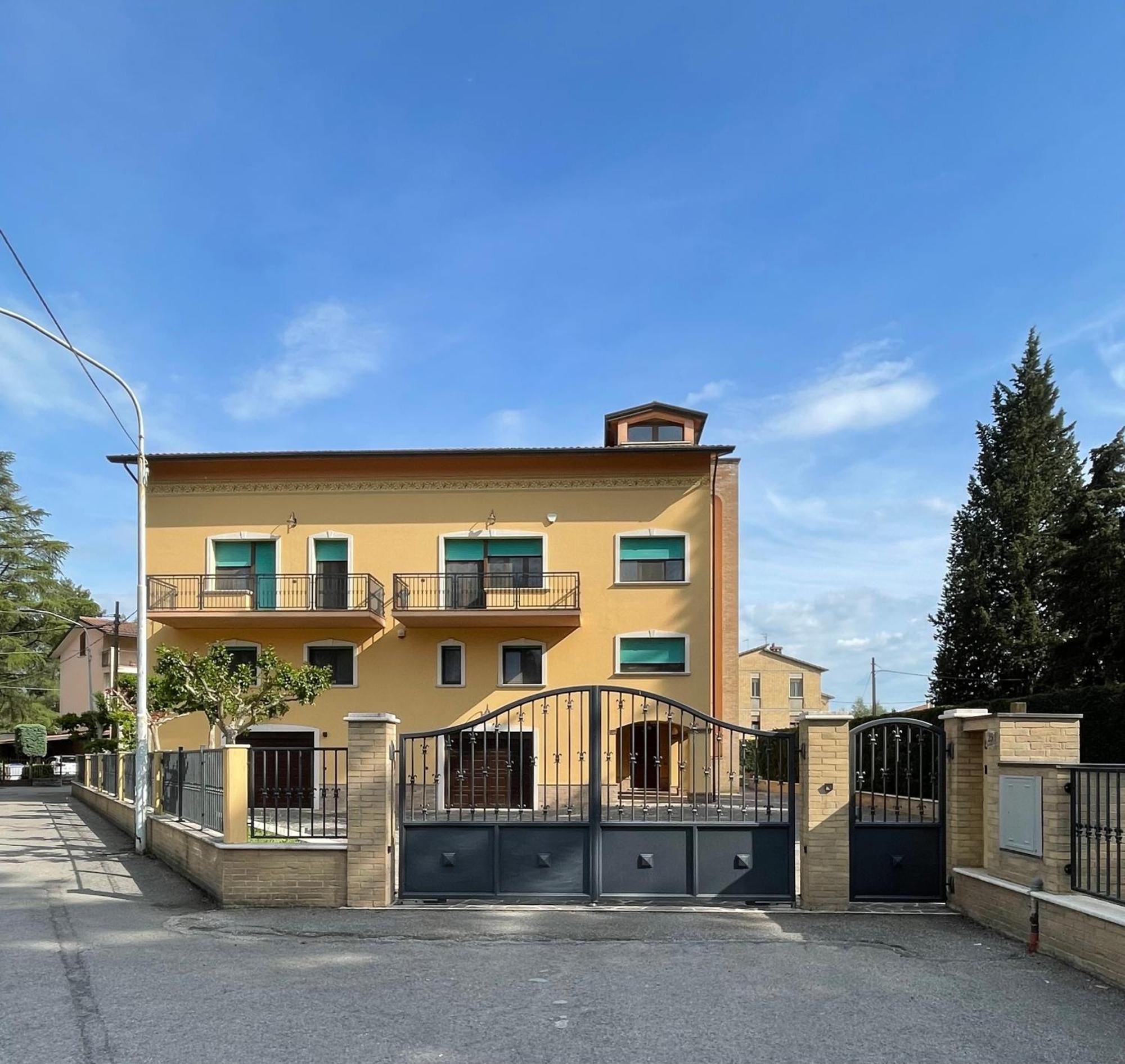 Villa Adige Luxury - M&M Holiday House بيرودجا المظهر الخارجي الصورة